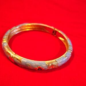 Elegant White and Gold Bracelet with Floral Design